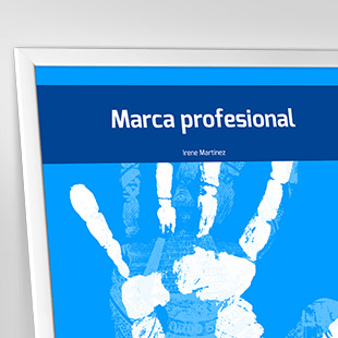 Marca profesional. <p>Una buena marca profesional es aquella que nos posiciona positivamente en la mente de las personas con las que interactuamos profesionalmente, lo cual permite que piensen en nosotros a la hora de un ascenso, un pro&shy;ceso de selección de personal o cualquier tipo de intercambio comercial.</p>
<p>No obstante, para crear, establecer y comunicar una buena marca profe&shy; sional debemos seguir una serie de pautas y reglas. En este libro, Irene Martínez nos explica todo lo necesario para conseguir disponer de una excelente marca profesional que nos permita diferenciarnos, sobresalir y, cuando alguien requiera de los servicios que ofrecemos, ser los elegidos.</p>