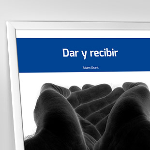 Dar y recibir. <p>Dicen que la gente de éxito tiene tres cosas en común: motivación, capacidad y oportunidad. Si queremos alcanzar el éxito, necesitaremos además trabajo, talento y suerte. Hay, sin embargo, un cuarto ingrediente, un ingrediente crítico pero que a menudo pasa desapercibido: el éxito depende en gran parte de cómo interactuamos con los demás.</p>
<p>Cada vez que interactuamos con alguien, debemos elegir entre intentar conseguir el máximo valor posible para nosotros o contribuir a que el otro consiga valor sin preocuparnos por lo que recibimos. Es decir, elegir entre ser «receptores » o ser «donantes».</p>
<p>Dar y recibir te descubrirá la clave del éxito de quienes se vuelcan en los demás y cambiará para siempre tus percepciones sobre el triunfo y el fracaso. Pero te enfrentará a una paradoja: poner en práctica las ideas de este libro no te funcionará si sólo te mueve la ambición por conseguir el éxito.</p>
<p>&nbsp;</p>