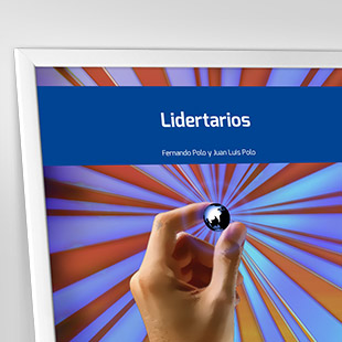 Lidertarios. <p>Como tantas empresas españolas, Territorio creativo, la agencia consultora de los hermanos Polo, tocó fondo con la crisis económica. Corría 2009, estaban al borde de la ruina y ni siquiera podían pagar los salarios de los empleados. Muchos en su situación habrían tirado la toalla, pero a los Polo les salió el #orgulloteceriano, apretaron los dientes y se dijeron que nunca más agacharían la cabeza ante un cliente.</p>
<p>Cuatro años y varias reconversiones después, los «tecerianos», como les gusta llamar a los trabajadores de la comunidad cooperativa que es Territorio creativo, habían conseguido una remontada épica, pasando de tener cinco trabajadores a contar con cien. Este libro cuenta su historia.</p>
<p>Asimismo, #Lidertarios expone una visión particular sobre cómo la tecnología afectará en el siglo XXI a las relaciones humanas y a los métodos de organización social. También muestra cómo podrían organizarse las empresas frente a esta nueva realidad.</p>
<p>Pero #Lidertarios no es una obra académica ni teórica. Es un libro sobre un caso concreto y práctico. Un libro de management, liderazgo, cultura y organización corporativa que dispara ideas para gestionar empresas de una forma extraña. En sus páginas, los hermanos Polo defienden la necesidad de trastocar el management tradicional. De eliminar jefes, de perder el control, de dejar que los colaboradores tengan voz y voto y lideren sus propios proyectos. Es también una historia sobre el amor al trabajo, sobre vocaciones y voluntades, y sobre la importancia de las relaciones humanas por encima de cualquier otro activo empresarial</p>