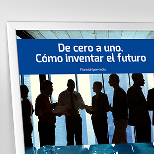 De cero a uno. Cómo inventar el futuro. <p>La palabra que define progreso horizontal es globalización: coger cosas que funcionan en alguna parte y hacer que funcionen en todo el mundo. China es el ejemplo perfecto de la globalización. Ha copiado todo cuanto ha funcionado en el mundo desarrollado, desde las vías férreas del siglo XIX, al aire acondicionado del siglo XX, y hasta ciudades enteras.<br /><br />La palabra idónea para vertical, el progreso de 0 a 1, es tecnología. El acelerado progreso de la tecnología de la información en décadas recientes ha convertido a Silicon Valley en la capital mundial de la tecnología. Pero la tecnología no tiene por qué limitarse a los ordenadores. Cualquier sistema innovador y mejor de hacer las cosas es tecnología. Y no hay razón alguna por la que el futuro sólo pueda acontecer en Stanford, o en una universidad, o en Silicon Valley.<br /><br />Desde el conocimiento que Peter Thiel ha adquirido como cofundador de PayPal y Palantir, y como inversor en cientos de startups, entre las que figuran Facebook y SpaceX, este libro aborda las preguntas que debes plantearte y responder para triunfar en la empresa de hacer algo nuevo. No es un manual o un registro de conocimientos, sino un ejercicio de pensamiento. Porque eso es precisamente lo que una startup debe hacer: cuestionar las ideas preconcebidas y repensar el negocio desde cero.</p>