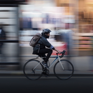 ¿Sabes qué medidas de seguridad deben cumplir ciclistas y conductores?