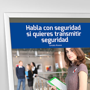 Habla con seguridad si quieres transmitir seguridad. <p>No se puede pretender titubear ante la audiencia y conseguir el efecto contrario. Para causar una sensación, debe actuarse acorde a ella.</p>