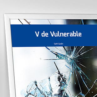 V de Vulnerable. <p>V de Vulnerable es un abecedario para adultos escrito por el gurú del marketing Seth Godin e ilustrado por Hugh MacLeod. En él, pretenden conseguir que dejes de ser un mero espectador, un peón del sistema industrial en el que nos criamos, y quizá, sólo quizá, te levantes y lleves a cabo algo que en un principio te asusta.</p>
<p>Con este libro los autores quieren que hagas lo que se supone que debes hacer, lo que se supone que todos debemos realizar, que es convertirnos en ese artista de nuestra vida que todos quisimos ser de pequeños.</p>
<p>Desarrollando conceptos tales como compromiso, esfuerzo o iniciativa, el autor de bestsellers como La vaca púrpura o El engaño de Ícaro despierta tu conciencia para que llegues hasta donde quieras llegar. Este abecedario también es una preciosa forma de contar a tus hijos los valores que han de regir su vida si lo que quieren es volar alto. Tan alto como quieran.</p>